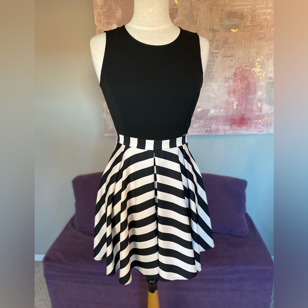 Hanny Deep Black and White Stripped Pleated Mini Dress Back‎ Detail Size S